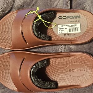 OOFOS Ooahh Unisex Sandals in Mars Red Size W7/M5. Brand New with Tags